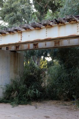 Köprü - İsrail devletinin kuzeyinde bir su engeli üzerine dikilmiş yapay bir yapı 