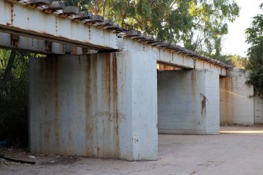 Köprü - İsrail devletinin kuzeyinde bir su engeli üzerine dikilmiş yapay bir yapı 