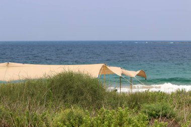 İsrail'in kuzeyinde Akdeniz kıyılarında kamp çadırı 