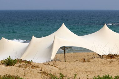 İsrail'in kuzeyinde Akdeniz kıyılarında kamp çadırı 