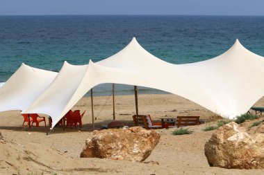 İsrail'in kuzeyinde Akdeniz kıyılarında kamp çadırı 