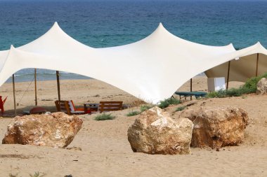İsrail'in kuzeyinde Akdeniz kıyılarında kamp çadırı 