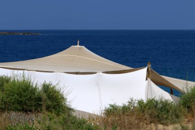 İsrail'in kuzeyinde Akdeniz kıyılarında kamp çadırı 