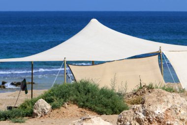 İsrail'in kuzeyinde Akdeniz kıyılarında kamp çadırı 