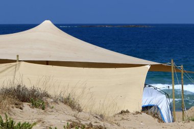 İsrail'in kuzeyinde Akdeniz kıyılarında kamp çadırı 