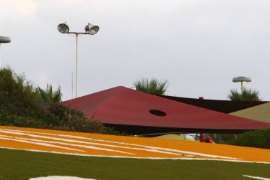 İsrail'in kuzeyinde Akdeniz kıyılarında kamp çadırı 