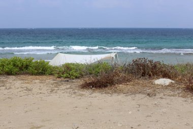 İsrail'in kuzeyinde Akdeniz kıyılarında kamp çadırı 