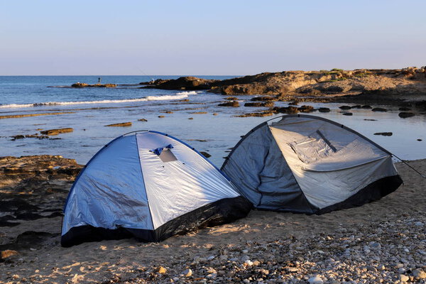 палатка для кемпинга на берегу Средиземного моря на севере Израиля
 