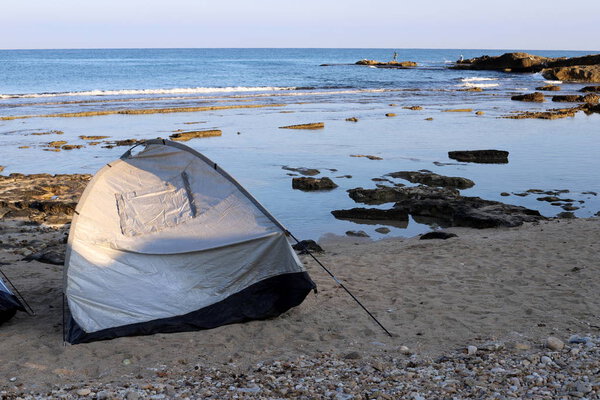 палатка для кемпинга на берегу Средиземного моря на севере Израиля
 