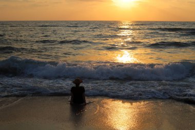 Kuzey İsrail'de Akdeniz'de ufukta güneş batıyor, gündüz bitiyor ve gece çöküyor 