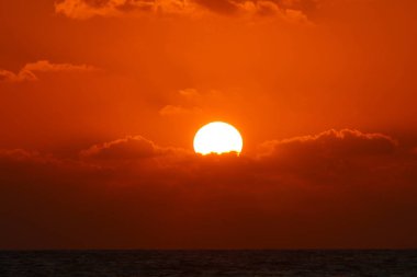 Kuzey İsrail'de Akdeniz'de ufukta güneş batıyor, gündüz bitiyor ve gece çöküyor 