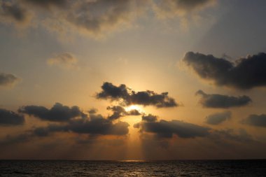 Kuzey İsrail'de Akdeniz'de ufukta güneş batıyor, gündüz bitiyor ve gece çöküyor 