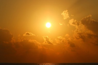 Kuzey İsrail'de Akdeniz'de ufukta güneş batıyor, gündüz bitiyor ve gece çöküyor 