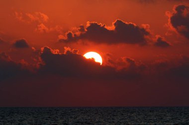 Kuzey İsrail'de Akdeniz'de ufukta güneş batıyor, gündüz bitiyor ve gece çöküyor 