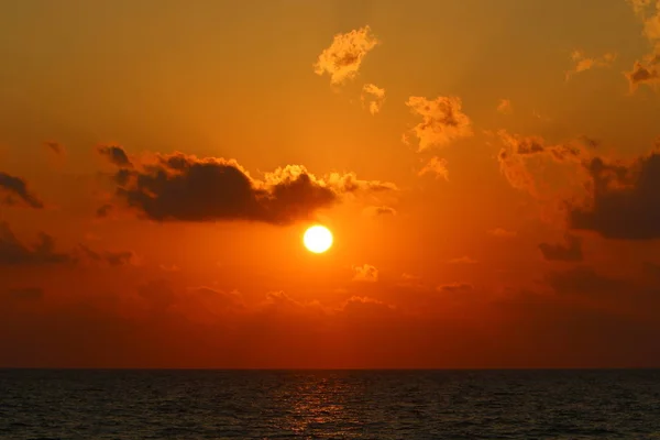 太阳在以色列北部的地中海的地平线上落下 白天结束 夜幕降临 — 图库照片