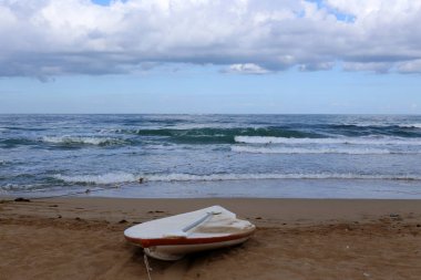 Kuzey İsrail'de Akdeniz kıyısında bir şehir plajında cankurtaran botu 