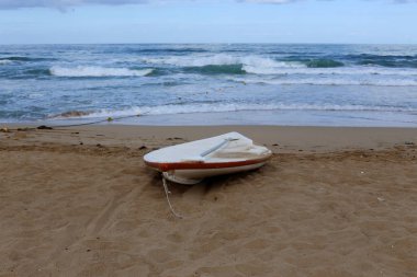 Kuzey İsrail'de Akdeniz kıyısında bir şehir plajında cankurtaran botu 