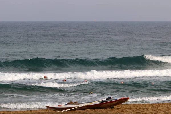 Életmentő Csónak Egy Városi Strand Partján Földközi Tenger Észak Izraelben — Stock Fotó