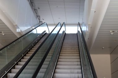 bir merdiven tırmanış ve iniş için adımlar bir dizi şeklinde bir bina ve yapının bir parçasıdır. 