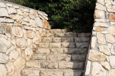 bir merdiven tırmanış ve iniş için adımlar bir dizi şeklinde bir bina ve yapının bir parçasıdır. 