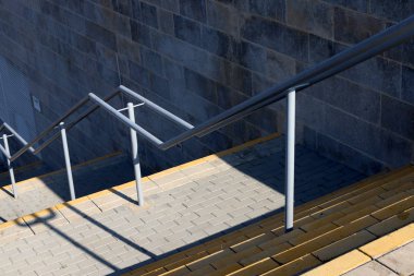 bir merdiven tırmanış ve iniş için adımlar bir dizi şeklinde bir bina ve yapının bir parçasıdır. 