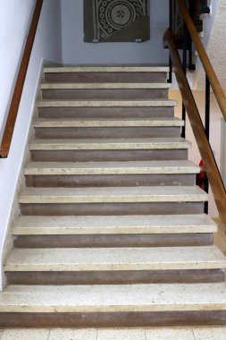 bir merdiven tırmanış ve iniş için adımlar bir dizi şeklinde bir bina ve yapının bir parçasıdır. 