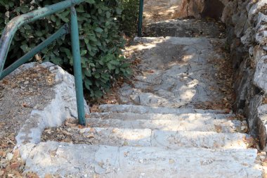 bir merdiven tırmanış ve iniş için adımlar bir dizi şeklinde bir bina ve yapının bir parçasıdır. 