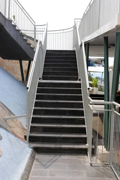 bir merdiven tırmanış ve iniş için adımlar bir dizi şeklinde bir bina ve yapının bir parçasıdır. 