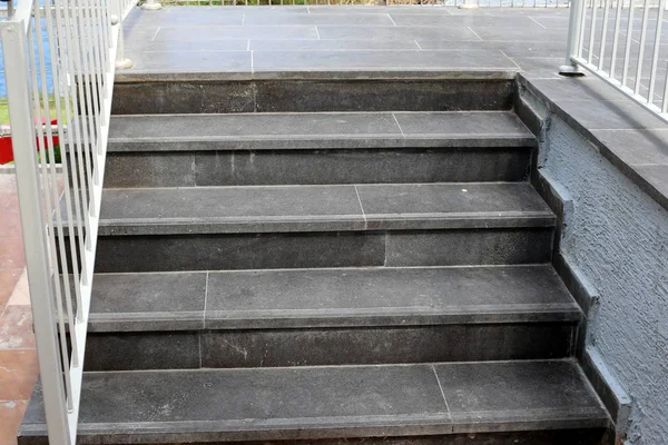 bir merdiven tırmanış ve iniş için adımlar bir dizi şeklinde bir bina ve yapının bir parçasıdır. 