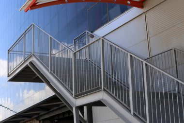 bir merdiven tırmanış ve iniş için adımlar bir dizi şeklinde bir bina ve yapının bir parçasıdır. 