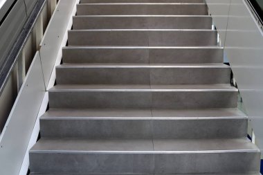 bir merdiven tırmanış ve iniş için adımlar bir dizi şeklinde bir bina ve yapının bir parçasıdır. 