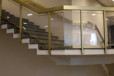 bir merdiven tırmanış ve iniş için adımlar bir dizi şeklinde bir bina ve yapının bir parçasıdır. 