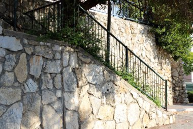 bir merdiven tırmanış ve iniş için adımlar bir dizi şeklinde bir bina ve yapının bir parçasıdır. 