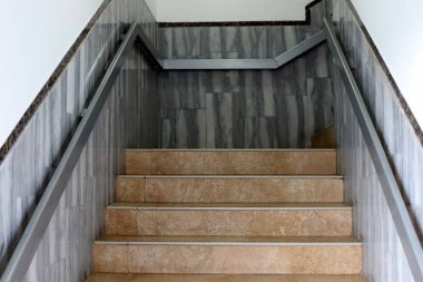 bir merdiven tırmanış ve iniş için adımlar bir dizi şeklinde bir bina ve yapının bir parçasıdır. 