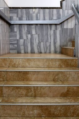 bir merdiven tırmanış ve iniş için adımlar bir dizi şeklinde bir bina ve yapının bir parçasıdır. 