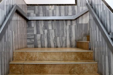 bir merdiven tırmanış ve iniş için adımlar bir dizi şeklinde bir bina ve yapının bir parçasıdır. 