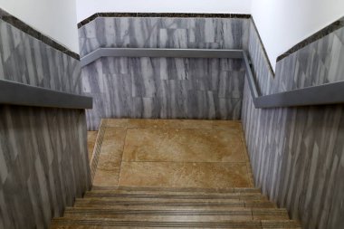bir merdiven tırmanış ve iniş için adımlar bir dizi şeklinde bir bina ve yapının bir parçasıdır. 