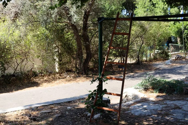 bir merdiven tırmanış ve iniş için adımlar bir dizi şeklinde bir bina ve yapının bir parçasıdır. 