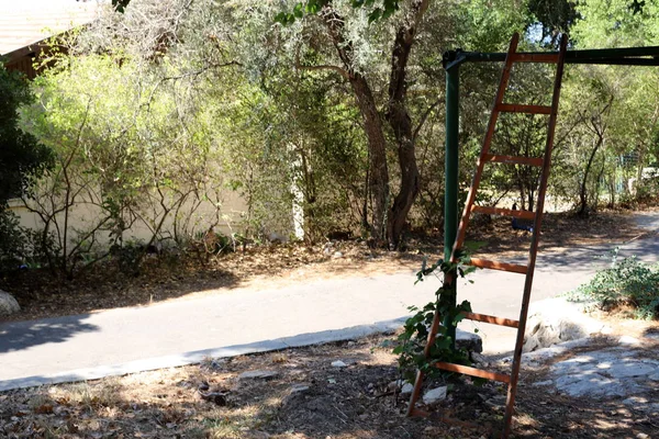 bir merdiven tırmanış ve iniş için adımlar bir dizi şeklinde bir bina ve yapının bir parçasıdır. 