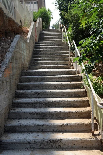 階段は 上昇と降下のための一連のステップの形で建物と構造の構造の一部である — ストック写真