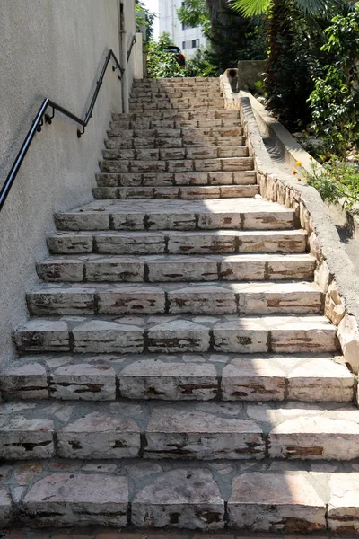 楼梯是建筑物结构的一部分 其结构是一系列上升和下降的步骤 — 图库照片