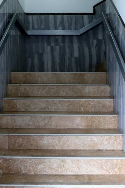 bir merdiven tırmanış ve iniş için adımlar bir dizi şeklinde bir bina ve yapının bir parçasıdır. 