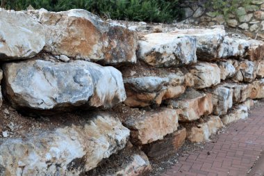 İsrail'in kuzeyinde inşa edilmiş yüksek taş ve beton duvar 