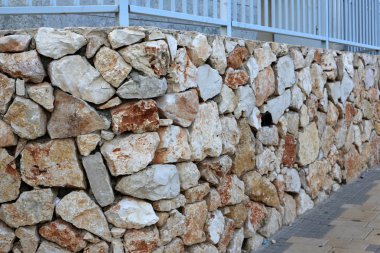 İsrail'in kuzeyinde inşa edilmiş yüksek taş ve beton duvar 