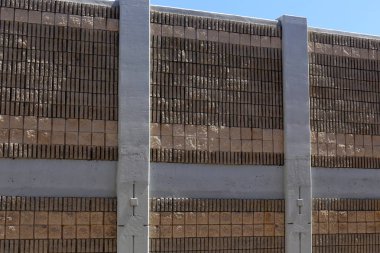 İsrail'in kuzeyinde inşa edilmiş yüksek taş ve beton duvar 