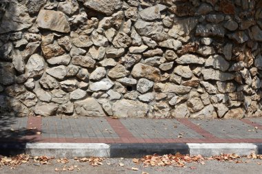 İsrail'in kuzeyinde inşa edilmiş yüksek taş ve beton duvar 