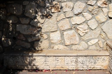 İsrail'in kuzeyinde inşa edilmiş yüksek taş ve beton duvar 