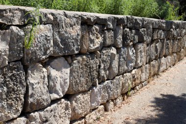 İsrail'in kuzeyinde inşa edilmiş yüksek taş ve beton duvar 