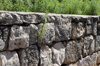 İsrail'in kuzeyinde inşa edilmiş yüksek taş ve beton duvar 