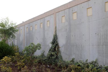 İsrail'in kuzeyinde inşa edilmiş yüksek taş ve beton duvar 